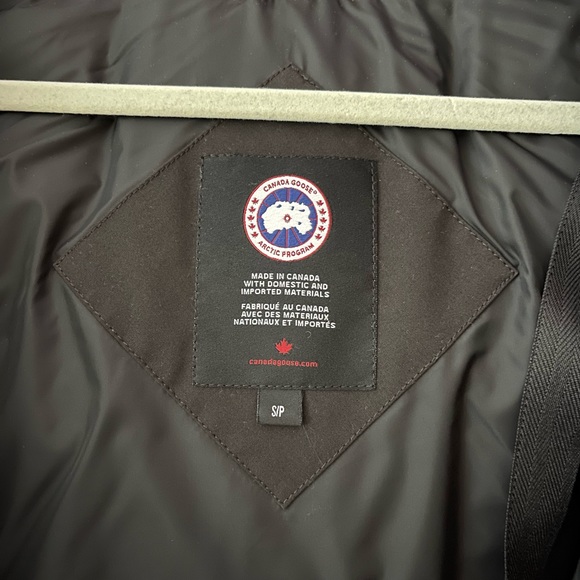 Canada Goose Trillium Parka in black. Size small - Picture 6 of 7
